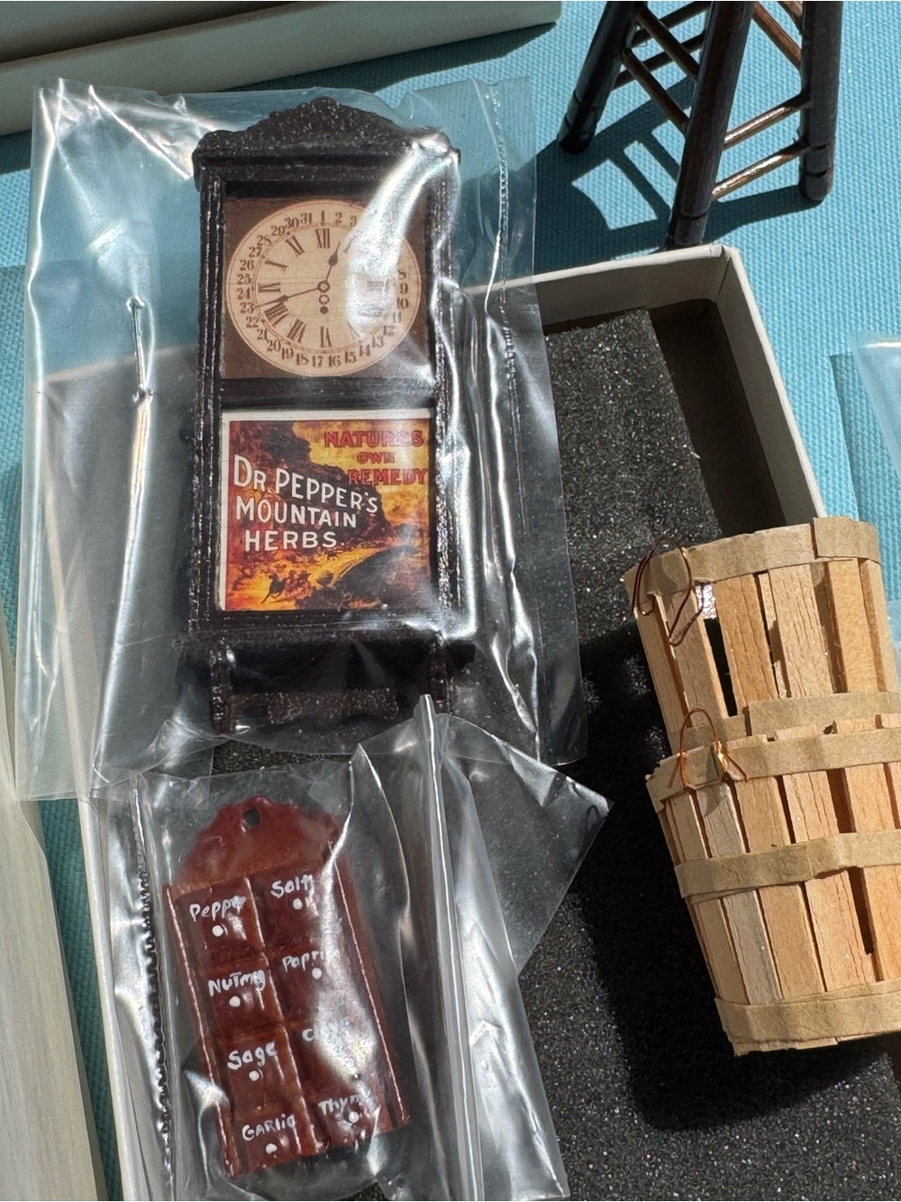 Franklin Mint Miniature Dollhouse Accessories Set - entire lot included in sale - Picture 9 of 16